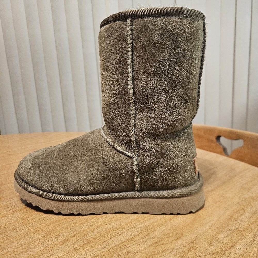 Olive Green 💚 UGG boots
